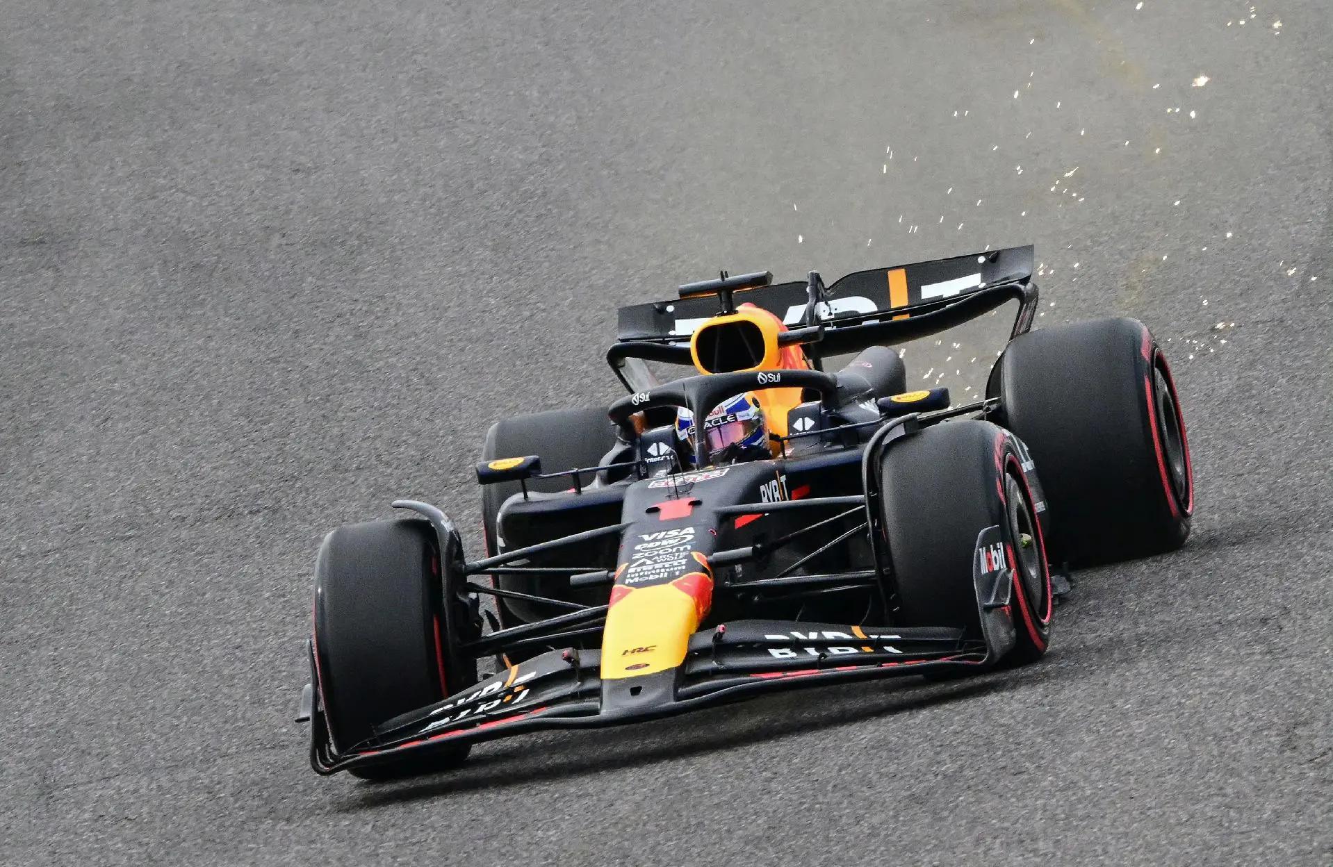 F1新赛季揭幕战：维斯塔潘杆位夺冠的简单介绍