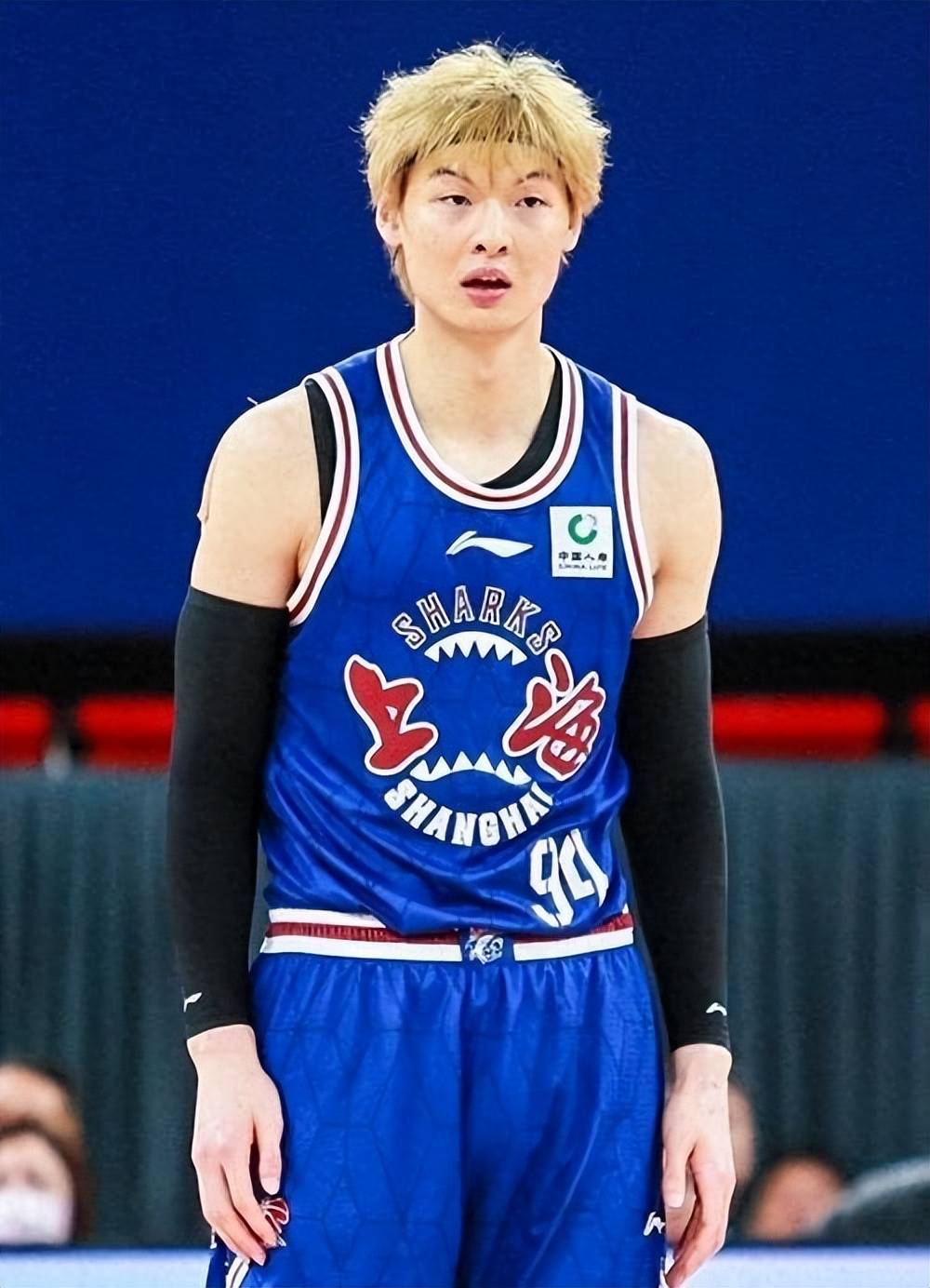 关于王哲林状态下滑，上海男篮如何调整战术？的信息