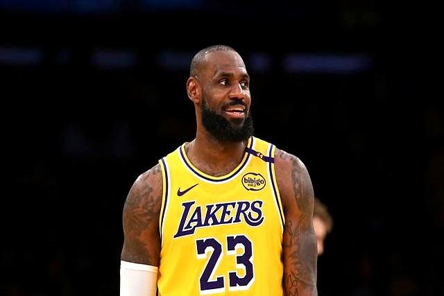 关于NBA今日战报：詹姆斯关键三分绝杀的信息
