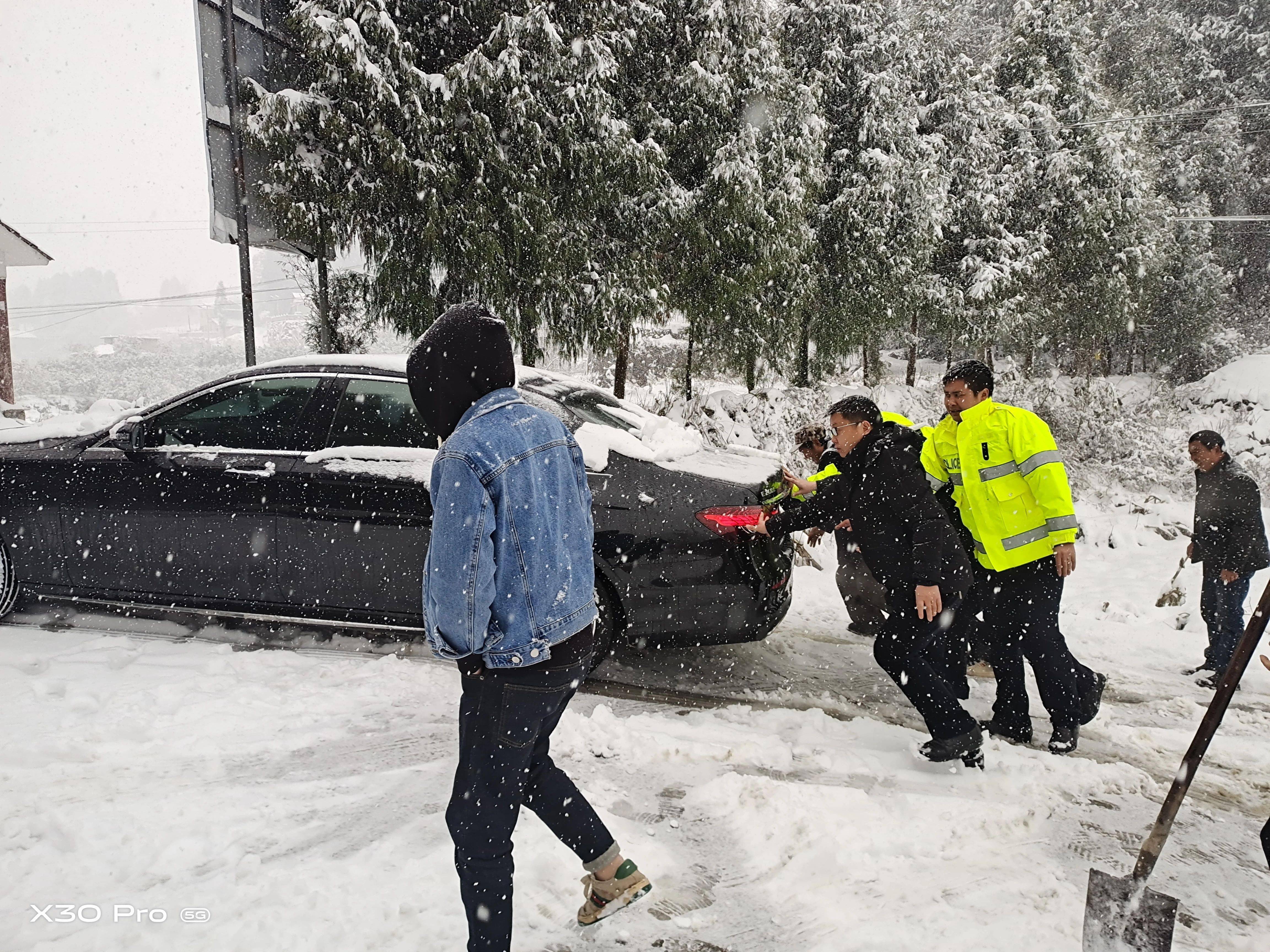 九游体育官网首页-足球与天气：雪战、暴雨中的经典比赛