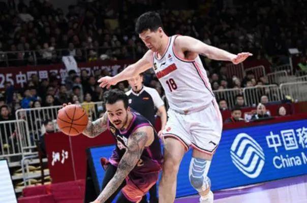 九游体育直播-联防vs人盯人：中国男篮的防守困境