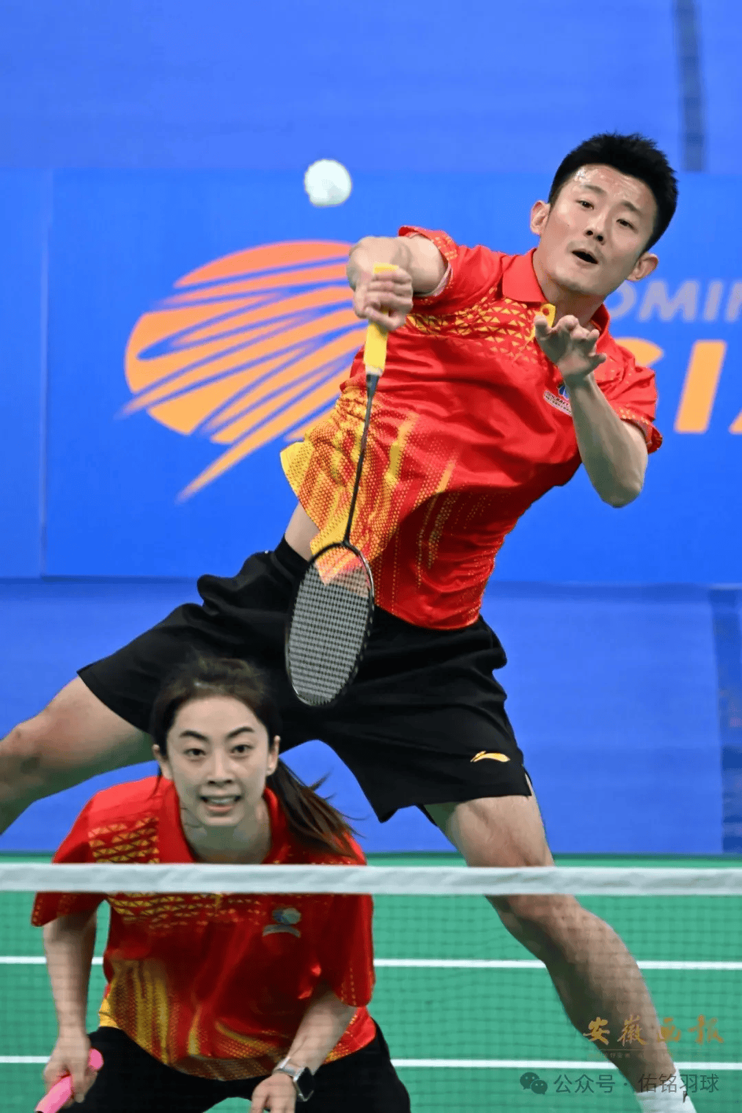 “国际羽毛球赛:选手们全力争夺冠军!” “国际羽毛球赛:选手们全力争夺冠军!”