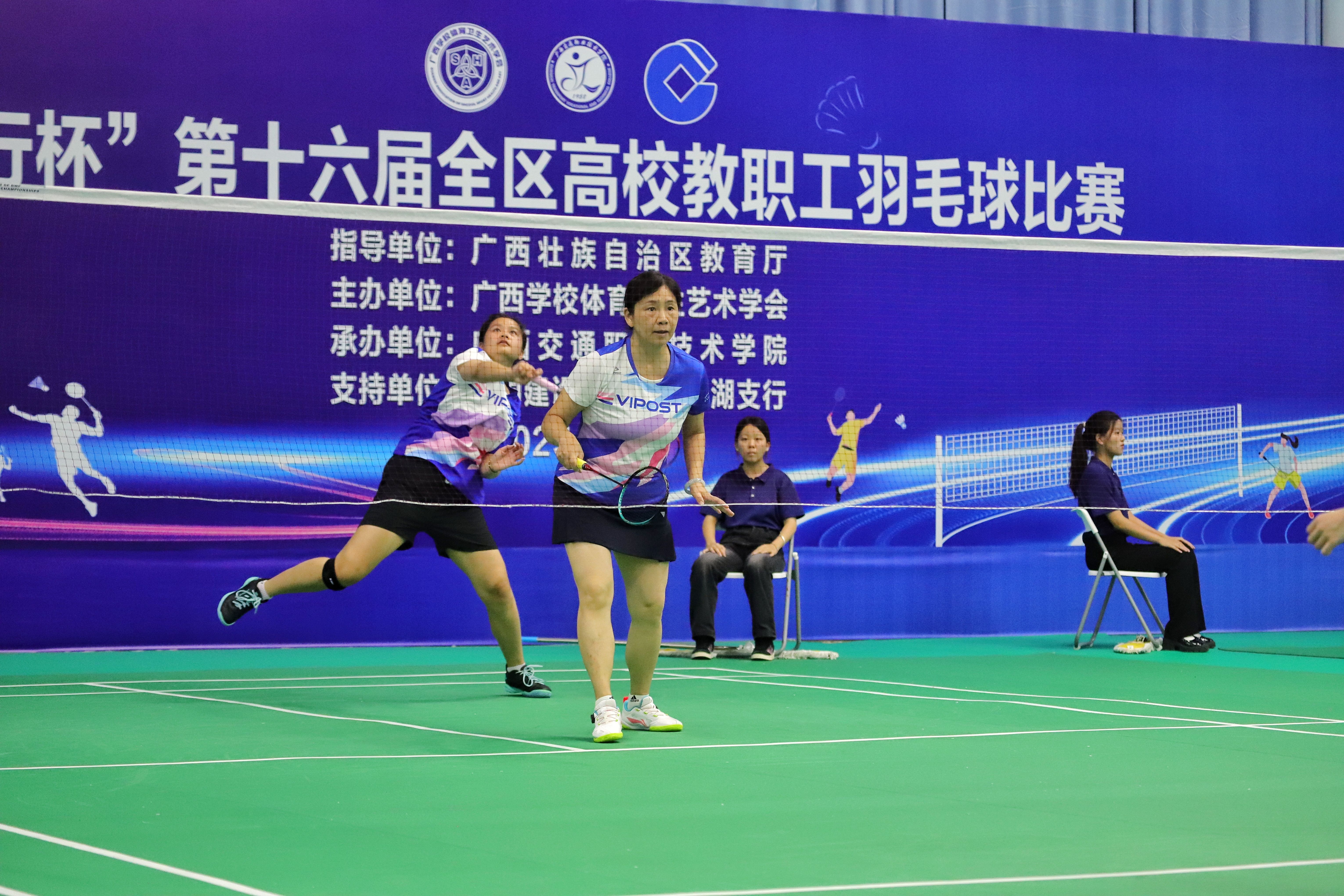 “校园羽毛球赛:年轻选手展现精湛技艺!” “校园羽毛球赛:年轻选手展现精湛技艺!”