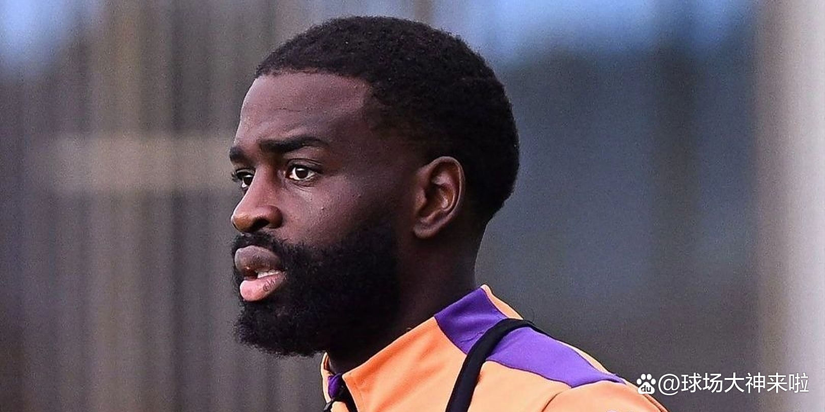 包含球员“压哨转会”那些事的词条