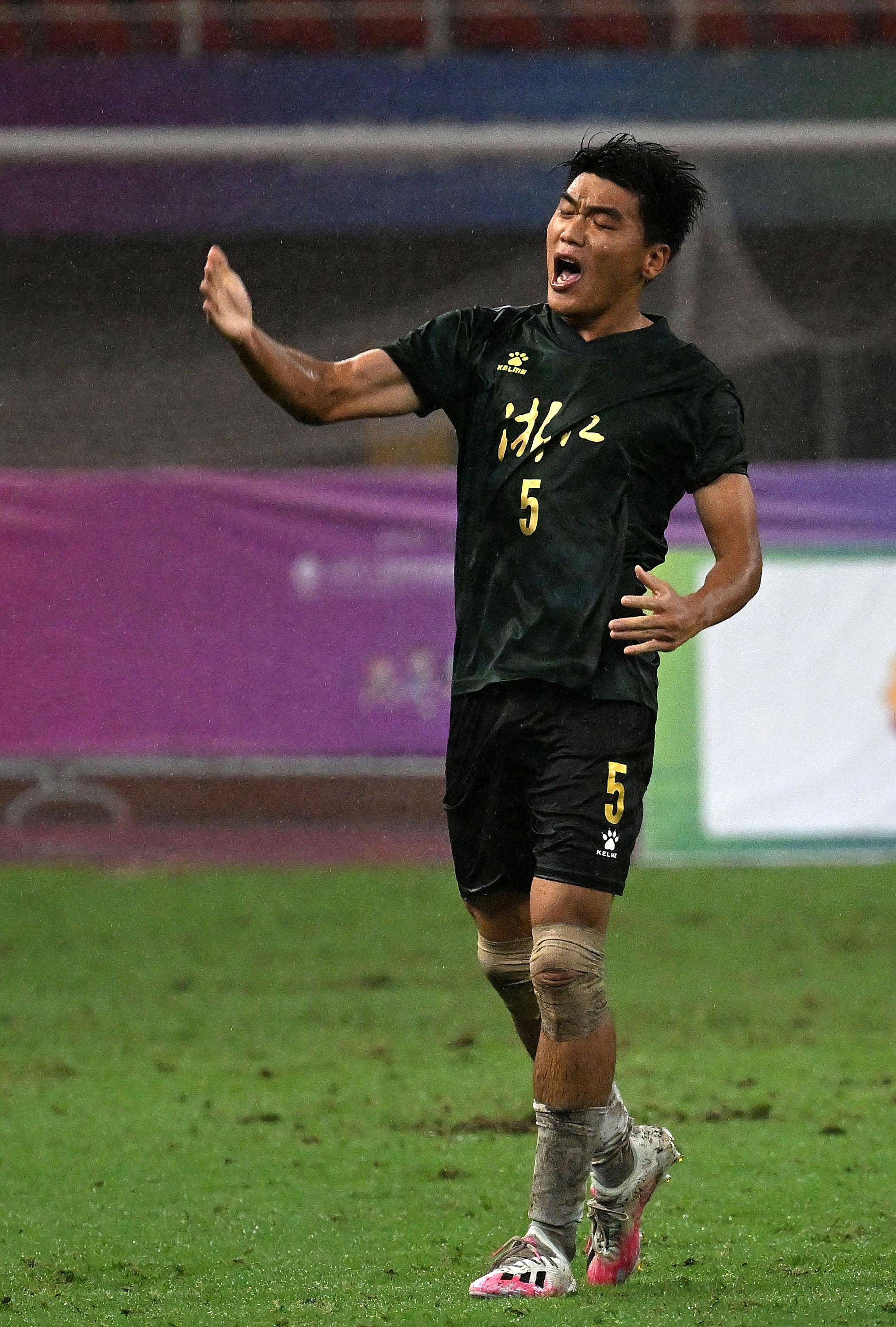 九游体育app官网-外援依赖症：本土球员关键时刻为何不敢打？