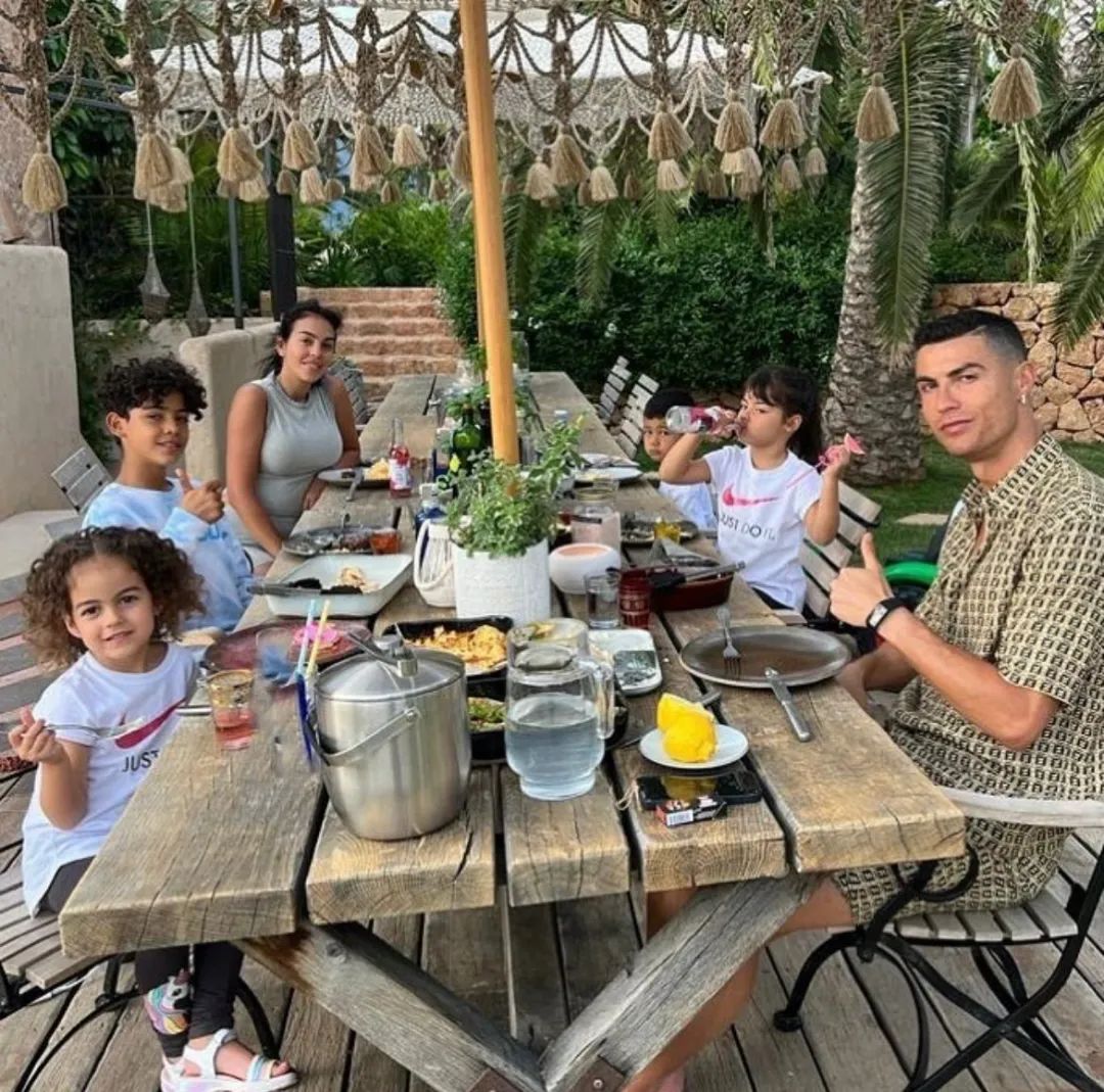 九游体育官网首页-C罗晒全家福，迷你罗签约青年队