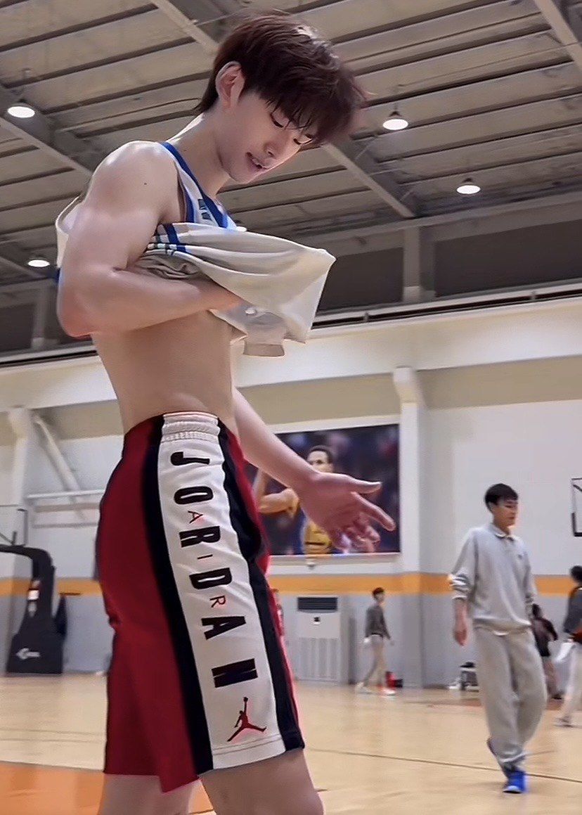 “青年篮球运动员的心理辅导,克服比赛压力!” “青年篮球运动员的心理辅导,克服比赛压力!”