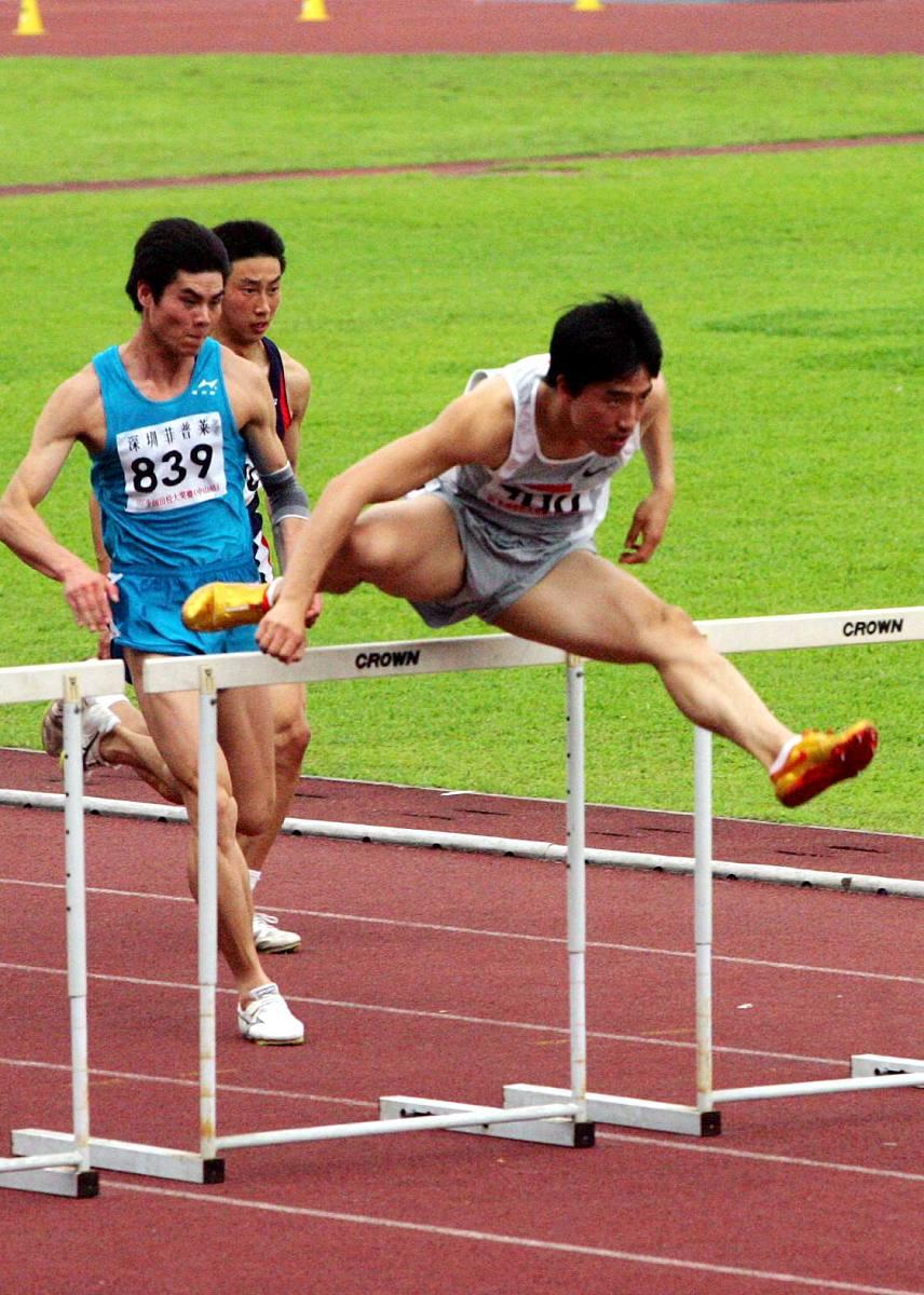 九游体育在线观看-“校园跨栏赛：学生们勇攀高峰，突破自我！”